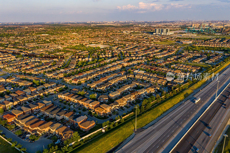 鸟瞰图Purpleville, Kleinburg在特斯顿路和400高速公路，独立和复式住宅在伍德布里奇沃恩，安大略省，加拿大